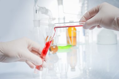 tüp izole mavi sıvı ile