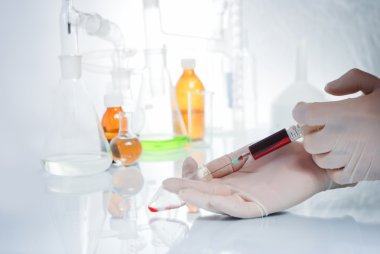 tüp izole mavi sıvı ile