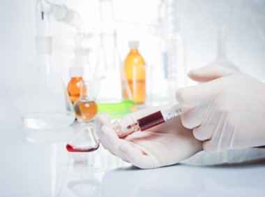 tüp izole mavi sıvı ile