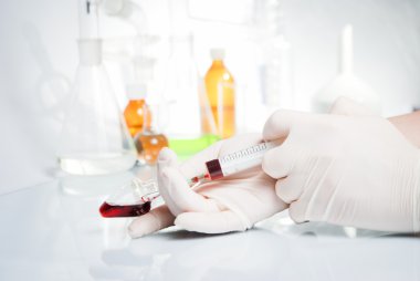 tüp izole mavi sıvı ile