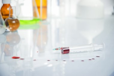 tüp izole mavi sıvı ile