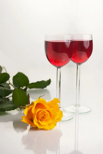Gläser mit Rotwein auf Weiß — Stockfoto