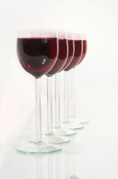 Weingläser in einer Reihe — Stockfoto