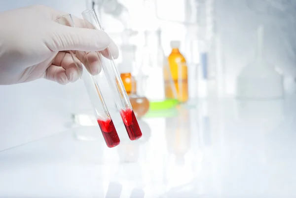 tüp izole mavi sıvı ile