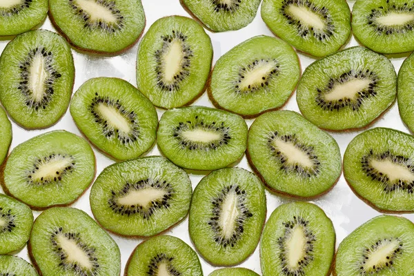 Achtergrond gemaakt van kiwi segmenten geïsoleerd — Stockfoto