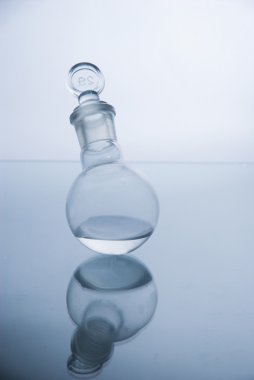 tüp izole mavi sıvı ile