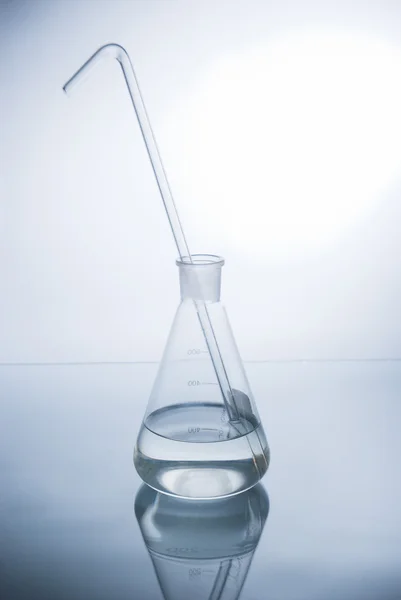 Laboratoriumglaswerk over Wit — Stockfoto
