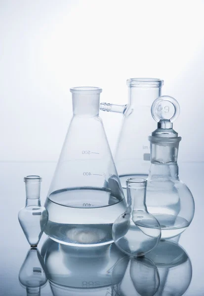 白で研究室のガラス — ストック写真