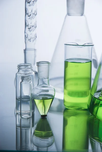 Laboratorieartiklar av glas över vita — Stockfoto
