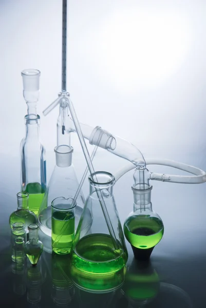 Laboratóriumi üvegeszközök felett fehér — Stock Fotó