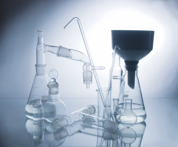 Laboratorieartiklar av glas över vita — Stockfoto
