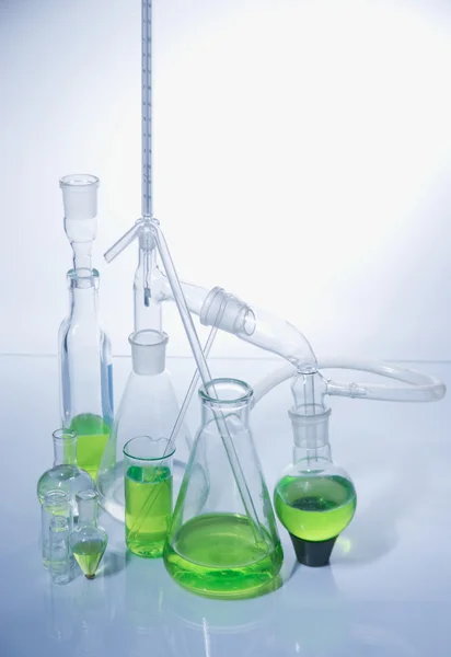 Vidros de laboratório sobre branco — Fotografia de Stock