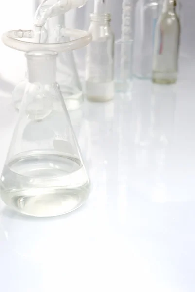 Vidros de laboratório sobre branco — Fotografia de Stock
