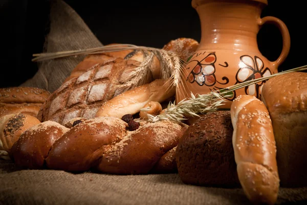 Sortiment av nybakat bröd på säckväv — Stockfoto