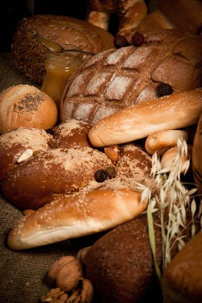 Sortiment von gebackenem Brot auf Säcken — Stockfoto