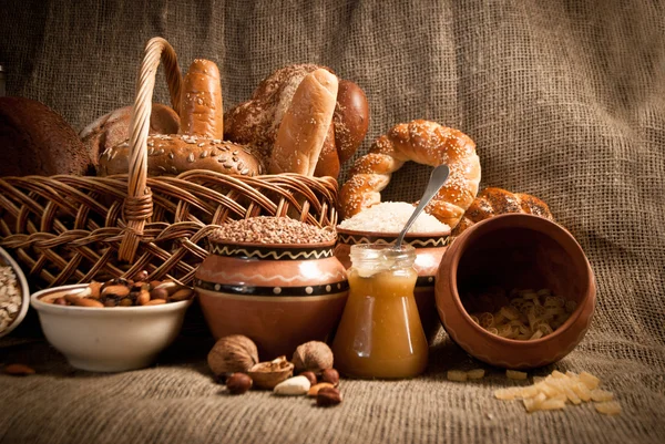 Comida saludable con pan, cereales — Foto de Stock