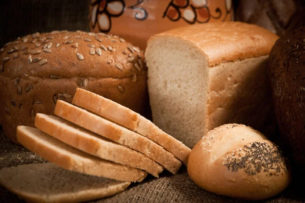 Loave chleb, zboża na biały — Zdjęcie stockowe