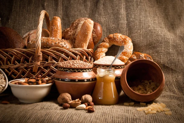 Hälsosam måltid med bröd, spannmål — Stockfoto
