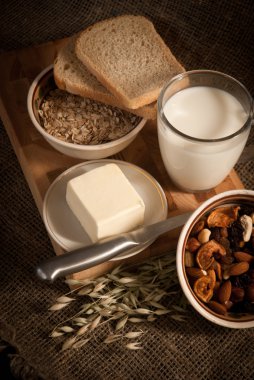 ekmek, süt ve tahıllar ile sağlıklı bir yemek