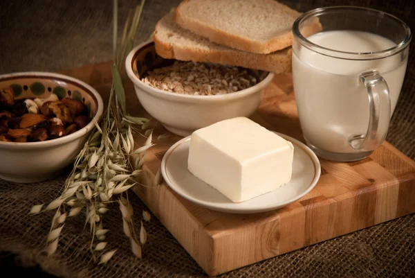 Gezonde maaltijd met brood, melk en granen Stockfoto