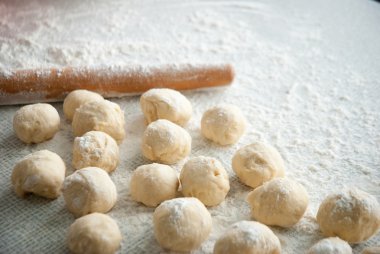 Gümüş tepsi üzerinde top şeklinde hazırlanan hamur