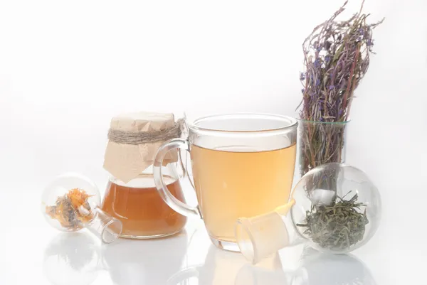 Té verde con bote pequeño y tazas — Stockfoto