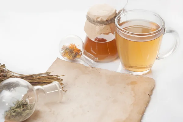 Té verde con bote pequeño y tazas — Stockfoto