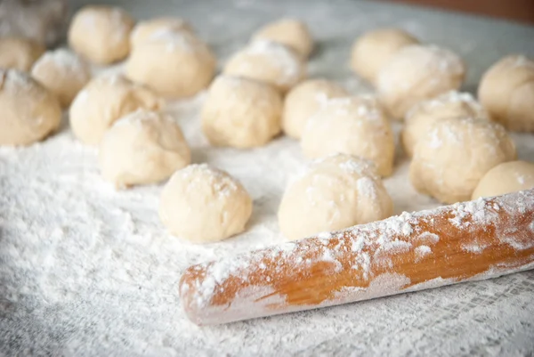 Pâte préparée en forme de boule sur plateau argenté — Photo