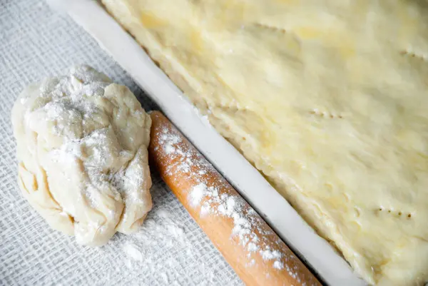 Rolling pin with freshly prepared dough — Stock Photo, Image