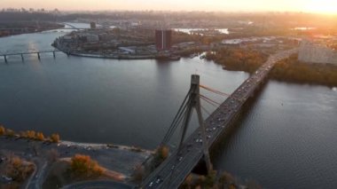 Günbatımında Pivnichnyi Kuzey Köprüsü 'nde hava görüntüsü, Kyiv, Ukrayna