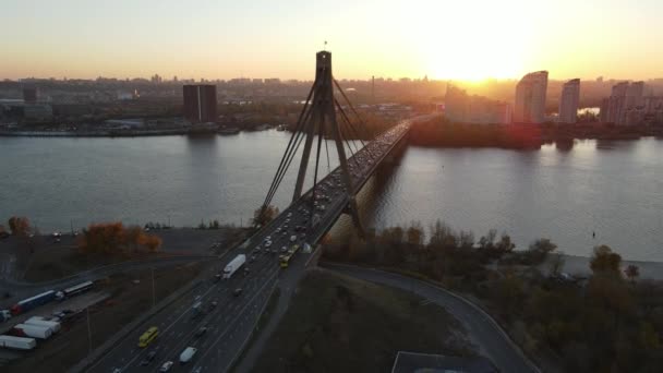 Vista aérea del tráfico en el puente norte de Pivnichnyi, Kiev — Vídeos de Stock