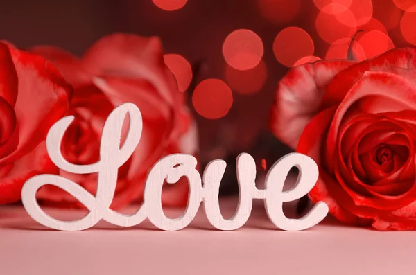 Le mot amour en lettres blanches sur fond clair. Saint Valentin, Fête des Mères, concept de Journée mondiale de la femme — Photo