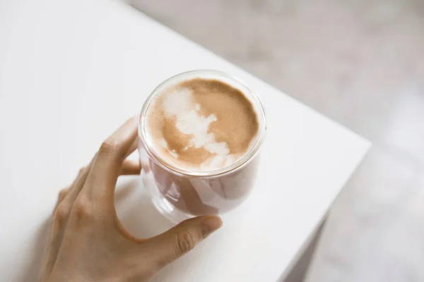 女性手持自制咖啡杯 卡布奇诺加牛奶有选择的重点 — 图库照片