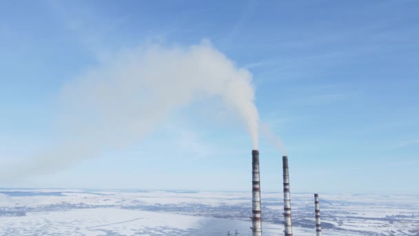 Letecký pohled na termoelektrárnu s velkými komíny ve venkovské krajině — Stock video