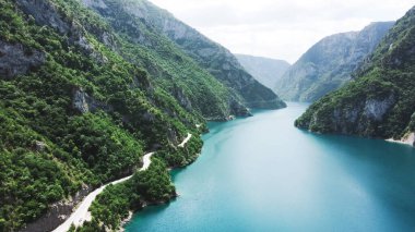 Pivsko gölünün havadan görünüşü. Karadağ 'ın Piva Nehri' ndeki güzel mavi su