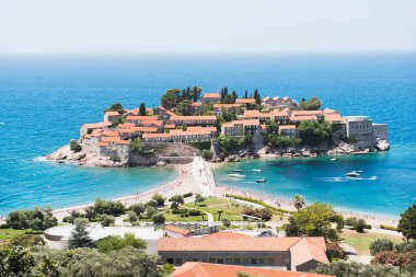 Karadağ 'ın Budva kentindeki güzel Sveti Stefan adası.