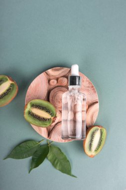 Doğal organik kozmetik şişesi yapraklar ve meyvelerle doludur. Damgalamak için boş bir şişe.