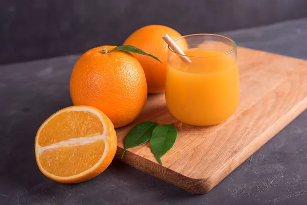Glass of orange and juice and slice of orange fruit on wooden desk — Stock Photo, Image