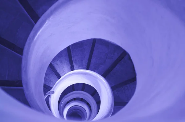 Escaliers anciens en escalier en colimaçon tonique en très péri - couleur de l'année 2022 — Photo