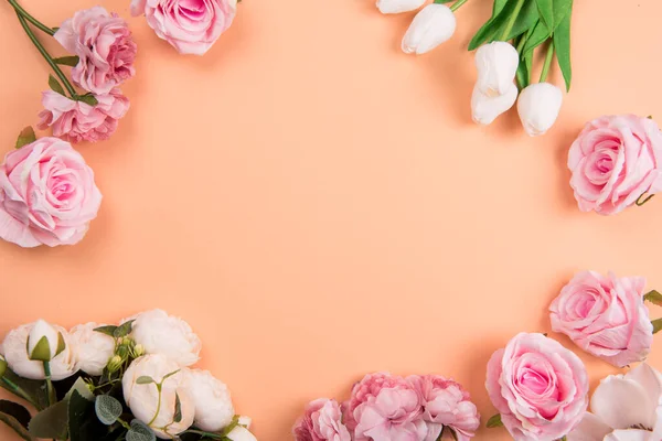 Färgglada Dekorationer Med Våren Blommor Orange Bakgrund Kopiera Utrymme Ovanifrån — Stockfoto