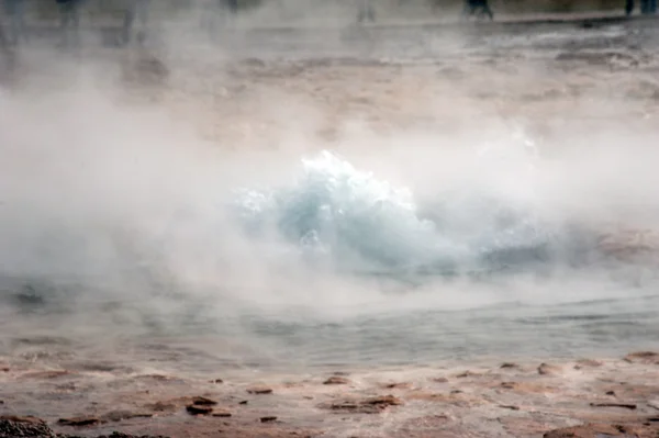 Ισλανδία - το χρυσό κύκλο - Θερμοπίδακας strokkur άμεσα πριν από την εμφάνιση κρούσματος Royalty Free Φωτογραφίες Αρχείου