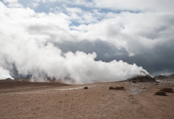 Island - hög temperatur fältet namaskard på sjön myvatn — Stockfoto