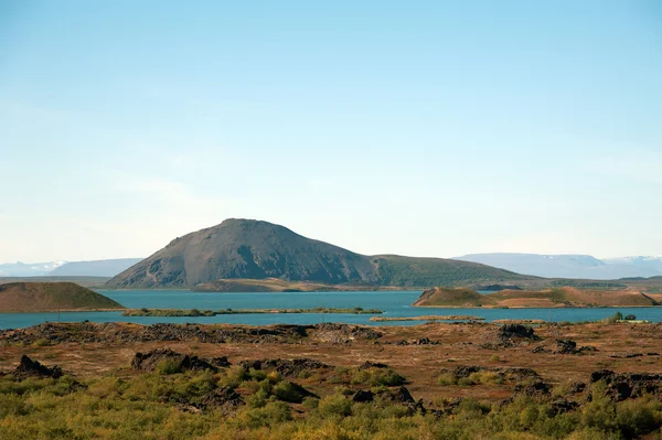 Island - severovýchod - pohled z jezera Myvatn v Reykjahl? — Stock fotografie