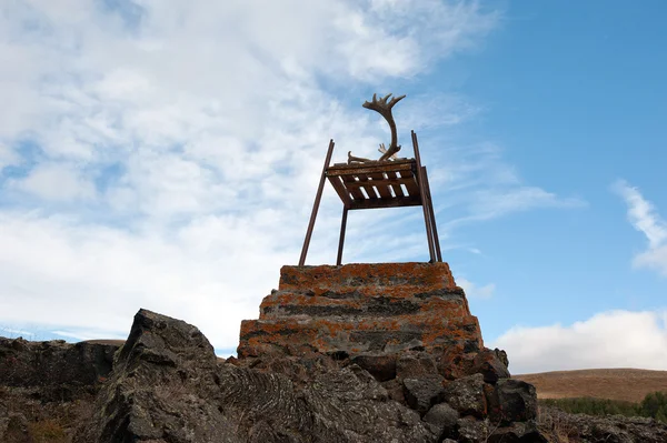 Island - nordost - stol med älg horn i Reykjahl? — Stockfoto