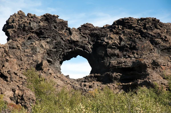 Islanda - Il nord-est - Dimmuborgum sul lago di Myvatn — Foto Stock