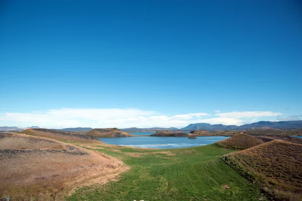 Island - nordost - pseudo kratrar på sjön myvatn — Stockfoto