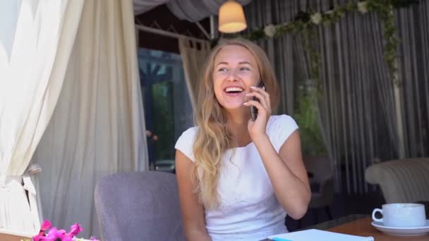 Mooie jonge vrouw die telefoneert. Gelukkig vrouwelijk persoon buiten — Stockvideo