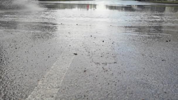 Dia de chuva ao ar livre. Água em asfalto de rua. — Vídeo de Stock
