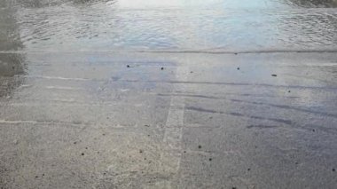 Dışarıda yağmur var. Sokak asfaltında su.