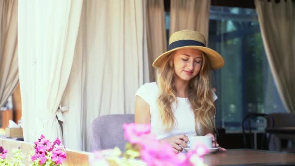 Jonge vrouw die koffie drinkt in een café. Staycation toerist. Vrouwelijke persoon — Stockvideo